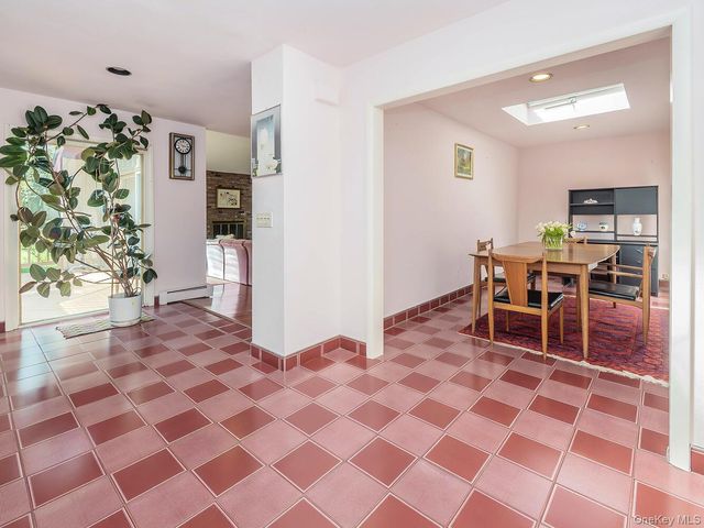 2 Stonytown Road, Manhasset, NY 11030