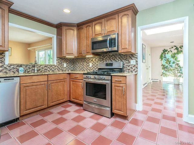 2 Stonytown Road, Manhasset, NY 11030