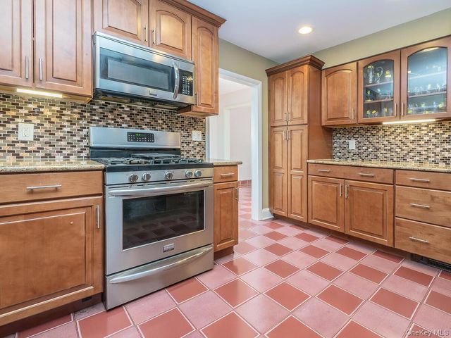 2 Stonytown Road, Manhasset, NY 11030