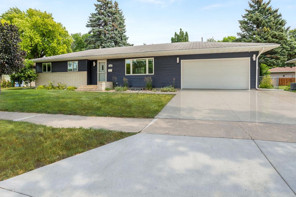 1108 S River Drive, Moorhead, MN 56560