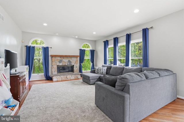 1410 WINDSOR DR, Warrington, PA 18976