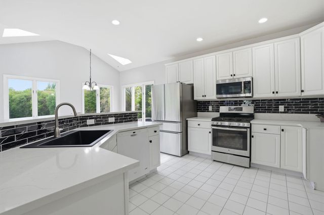 1410 WINDSOR DR, Warrington, PA 18976