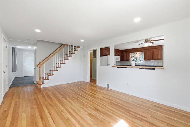 12 Waterman Rd, Auburn, MA 01501