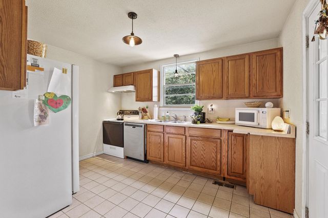 1322 W Chestnut Street, Denison, TX 75020