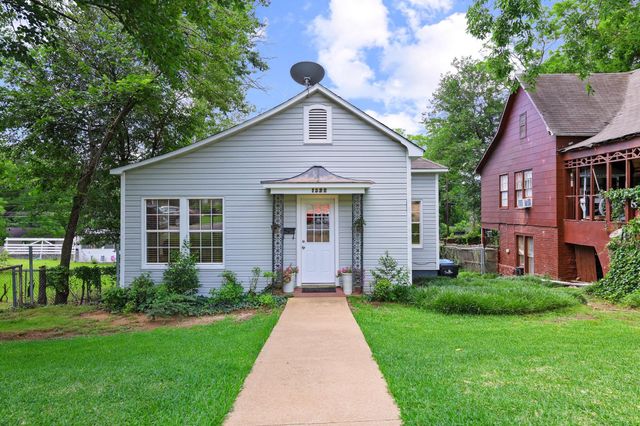 1322 W Chestnut Street, Denison, TX 75020