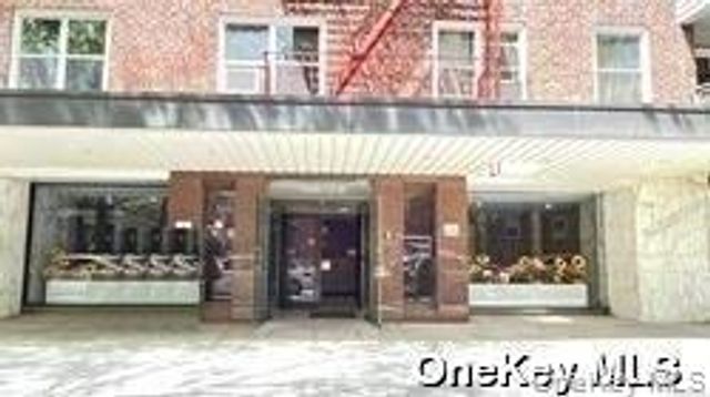142-05 Roosevelt Avenue 721, Flushing, NY 11354