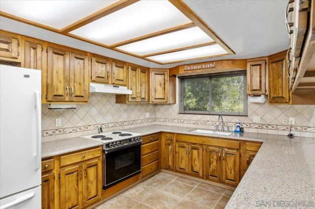 1970 Rohn Rd, Escondido, CA 92025