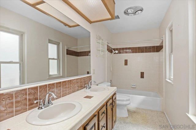 1970 Rohn Rd, Escondido, CA 92025