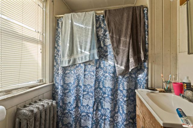 431 6TH Avenue S, Clinton, IA 52732