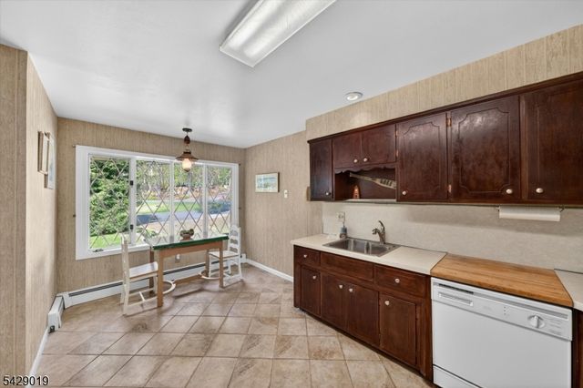 9 Duck Point Trl, Jefferson Twp., NJ 07885