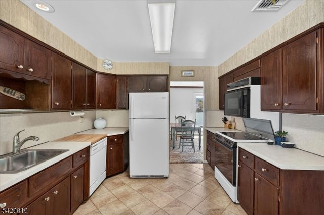 9 Duck Point Trl, Jefferson Twp., NJ 07885