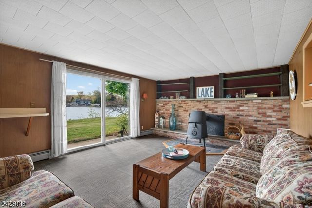 9 Duck Point Trl, Jefferson Twp., NJ 07885