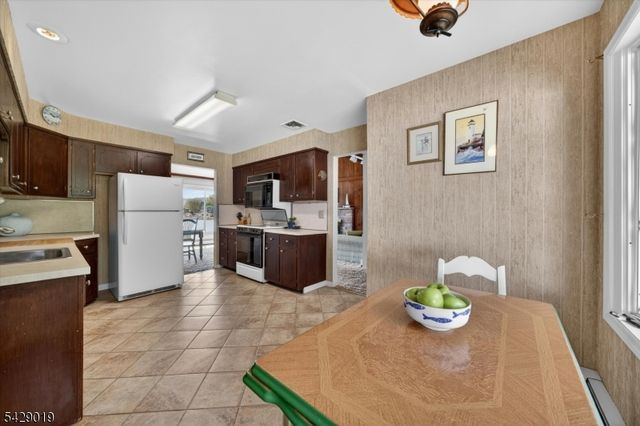 9 Duck Point Trl, Jefferson Twp., NJ 07885