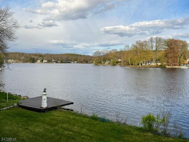 9 Duck Point Trl, Jefferson Twp., NJ 07885