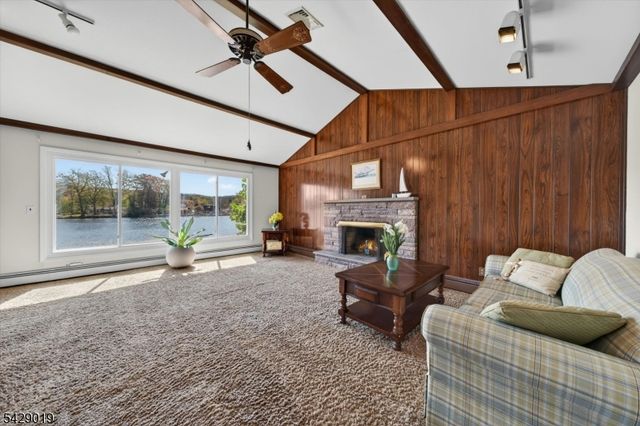 9 Duck Point Trl, Jefferson Twp., NJ 07885