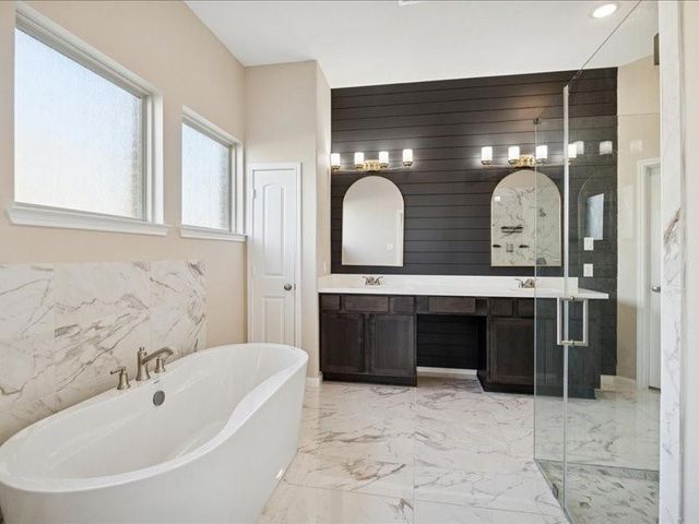 11903 Oakwood Drive, Mont Belvieu, TX 77535