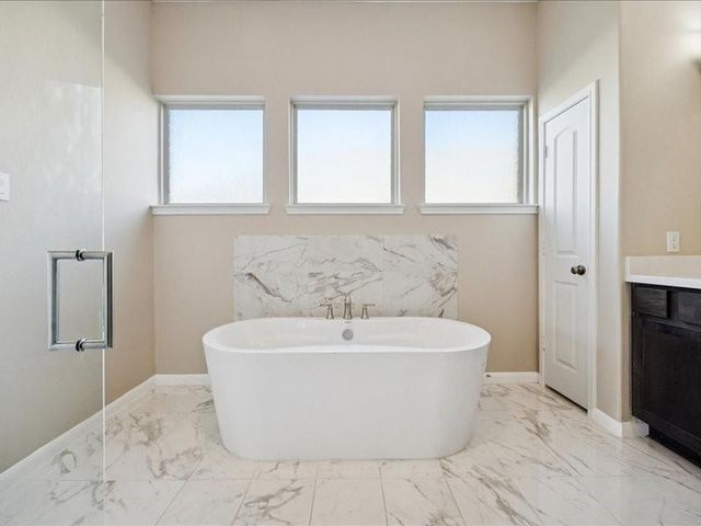 11903 Oakwood Drive, Mont Belvieu, TX 77535