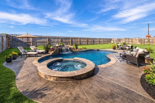 11903 Oakwood Drive, Mont Belvieu, TX 77535