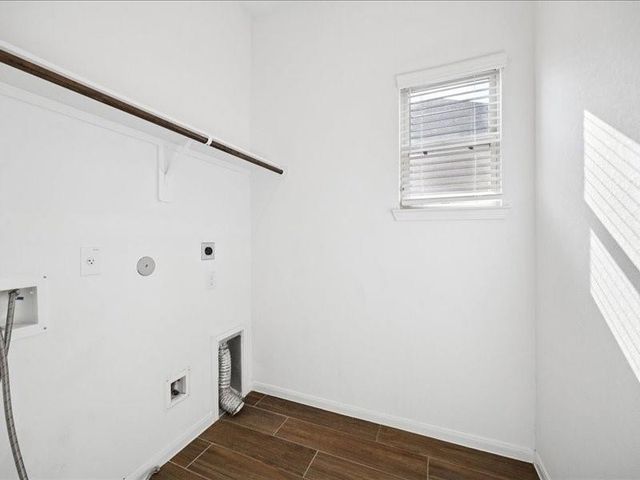 11903 Oakwood Drive, Mont Belvieu, TX 77535