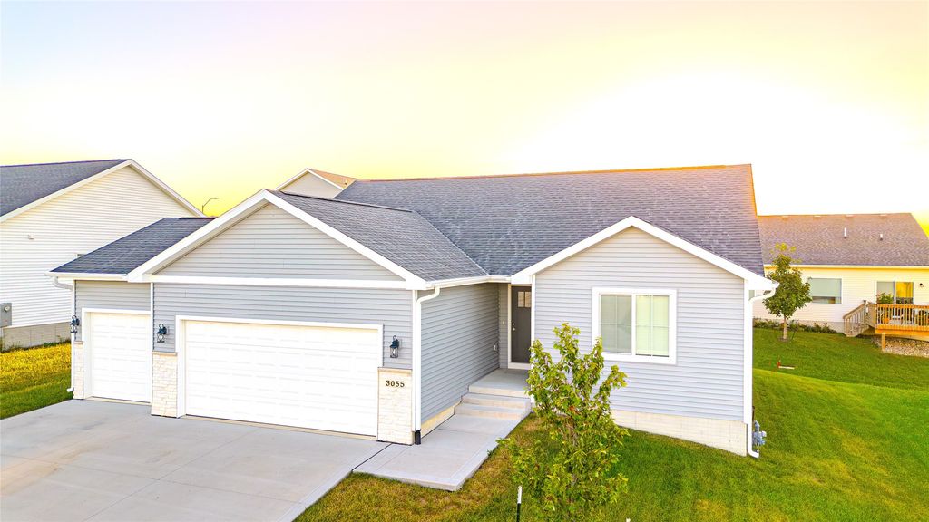 3055 Fairfield Drive, Waukee, IA 50263