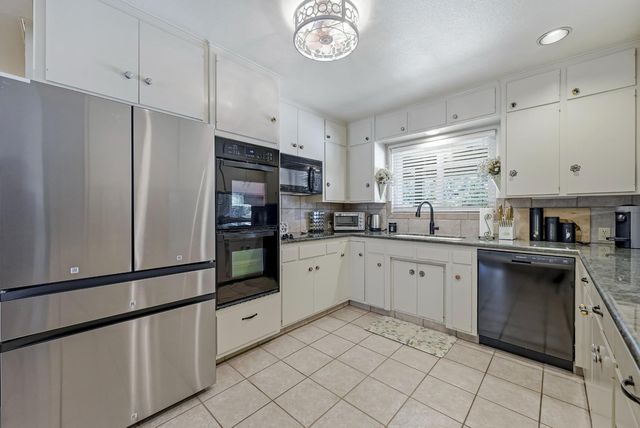 6090 Country Club Pl, Merced, CA 95340