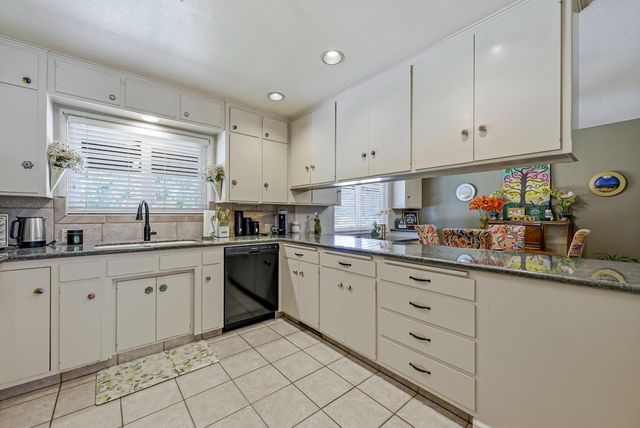 6090 Country Club Pl, Merced, CA 95340