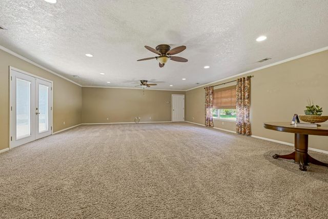 6090 Country Club Pl, Merced, CA 95340