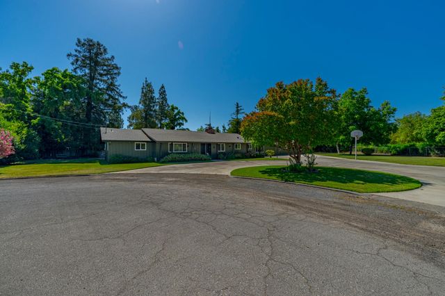 6090 Country Club Pl, Merced, CA 95340