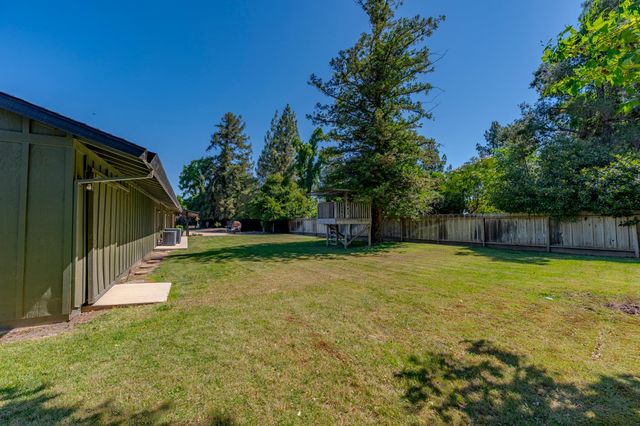 6090 Country Club Pl, Merced, CA 95340