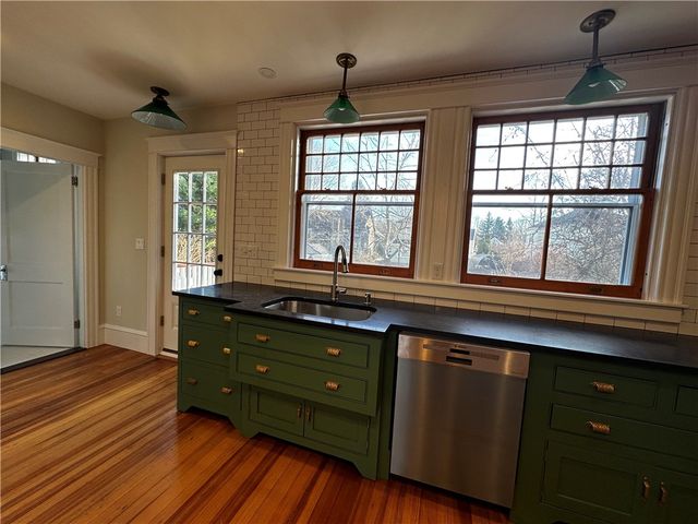 100 Maple Avenue, Barrington, RI 02806