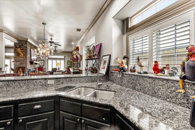 3039 Bayshore Drive, Bacliff, TX 77518