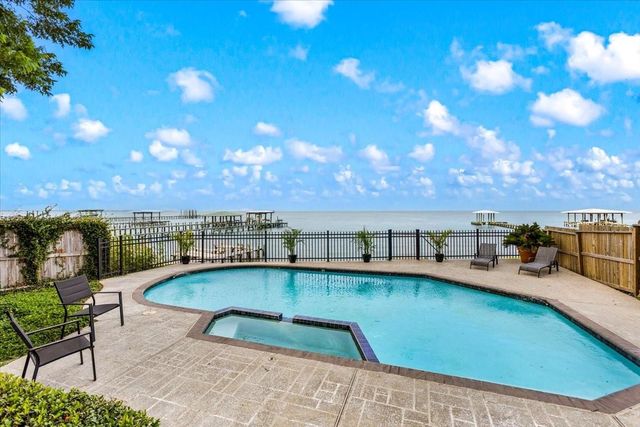 3039 Bayshore Drive, Bacliff, TX 77518