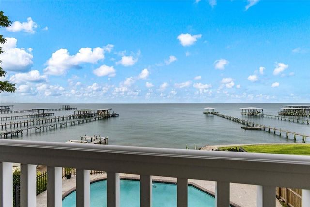 3039 Bayshore Drive, Bacliff, TX 77518