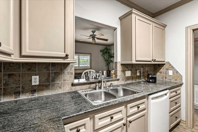 3039 Bayshore Drive, Bacliff, TX 77518