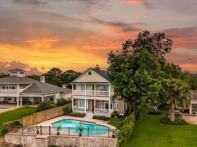 3039 Bayshore Drive, Bacliff, TX 77518