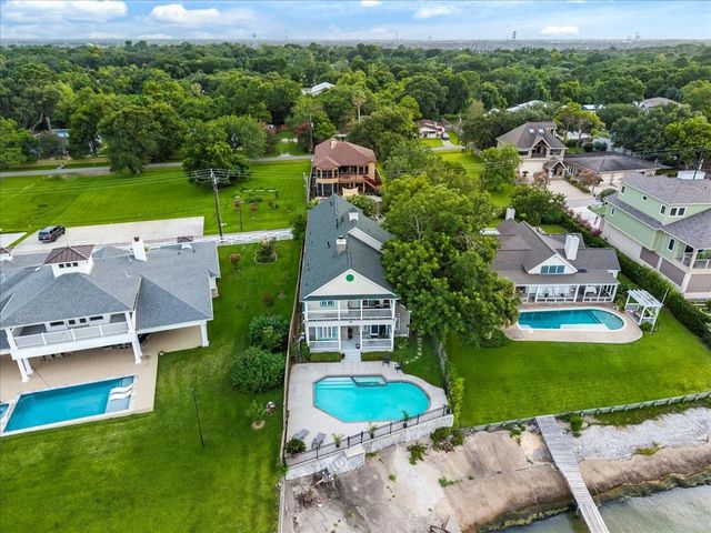 3039 Bayshore Drive, Bacliff, TX 77518