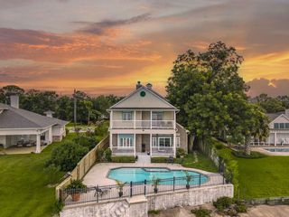 3039 Bayshore Drive, Bacliff, TX 77518