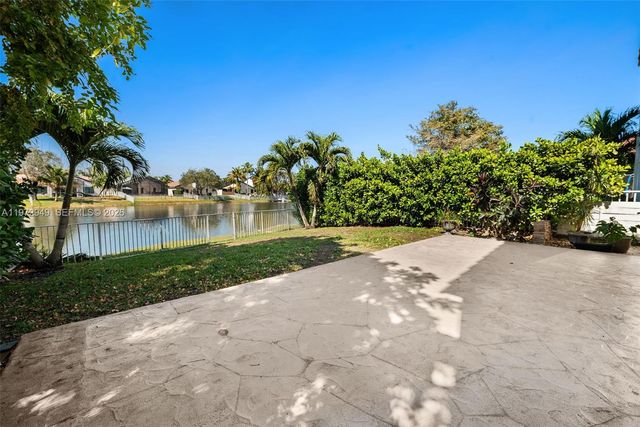 1026 SW 180th Ter, Pembroke Pines, FL 33029