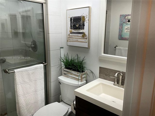 100 Berkley Rd 202, Hollywood, FL 33024