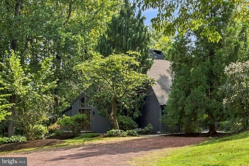 5939 HONEY HOLLOW RD, DOYLESTOWN, PA 18902 — exterior
