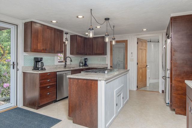 17 Island Pond Road, Hampstead, NH 03841
