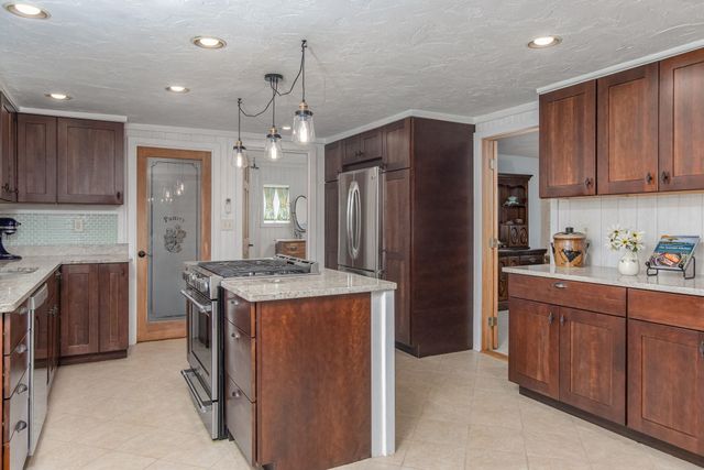 17 Island Pond Road, Hampstead, NH 03841