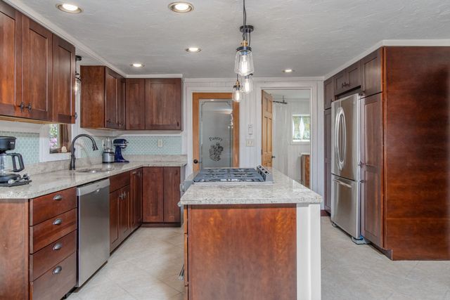 17 Island Pond Road, Hampstead, NH 03841