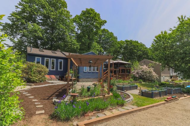 17 Island Pond Road, Hampstead, NH 03841
