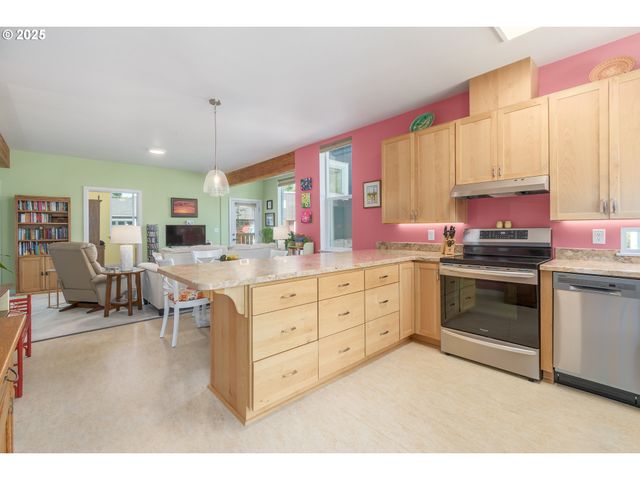 172 OAKLEIGH Ln 513, Eugene, OR 97404