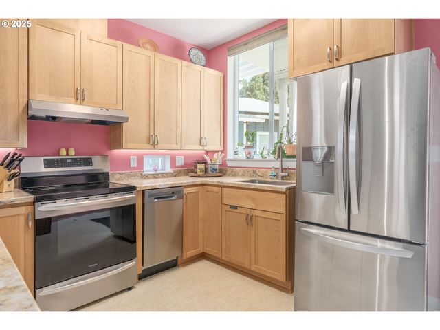 172 OAKLEIGH Ln 513, Eugene, OR 97404