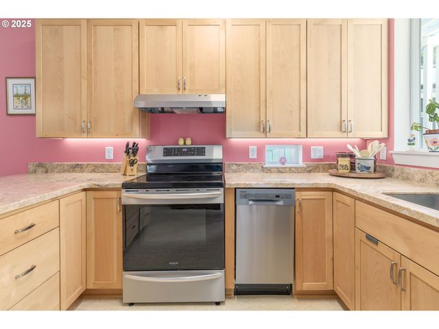 172 OAKLEIGH Ln 513, Eugene, OR 97404