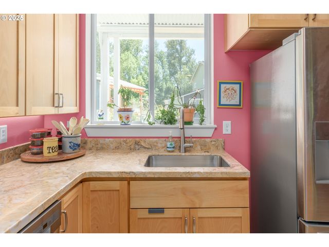 172 OAKLEIGH Ln 513, Eugene, OR 97404