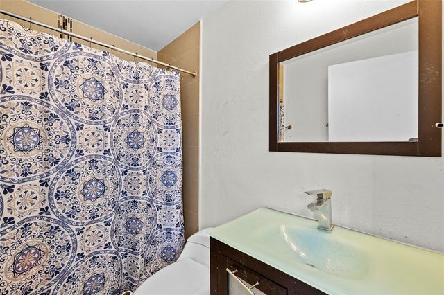 2071 NW 86th St, Miami, FL 33147