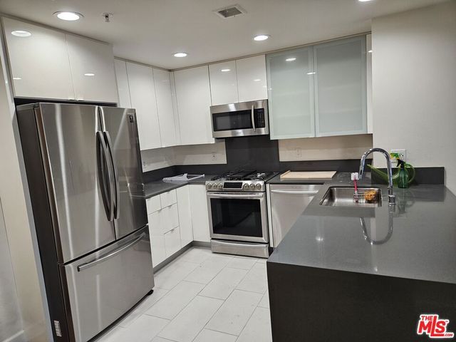 105 S Mariposa Avenue 403, Los Angeles, CA 90004
